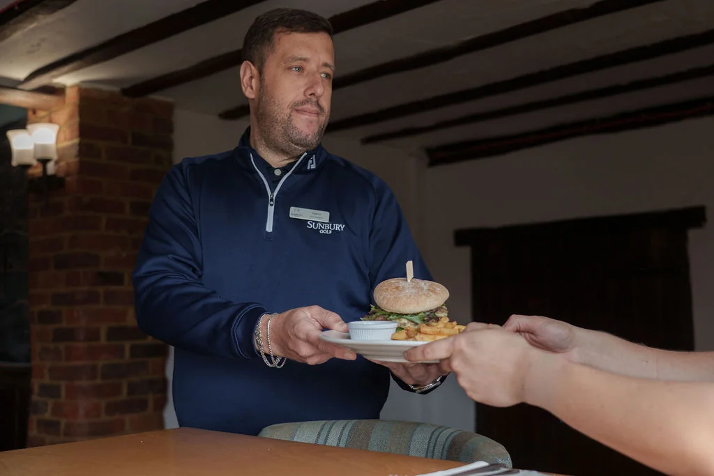 sunbury-golf-clubhouse-burger-service